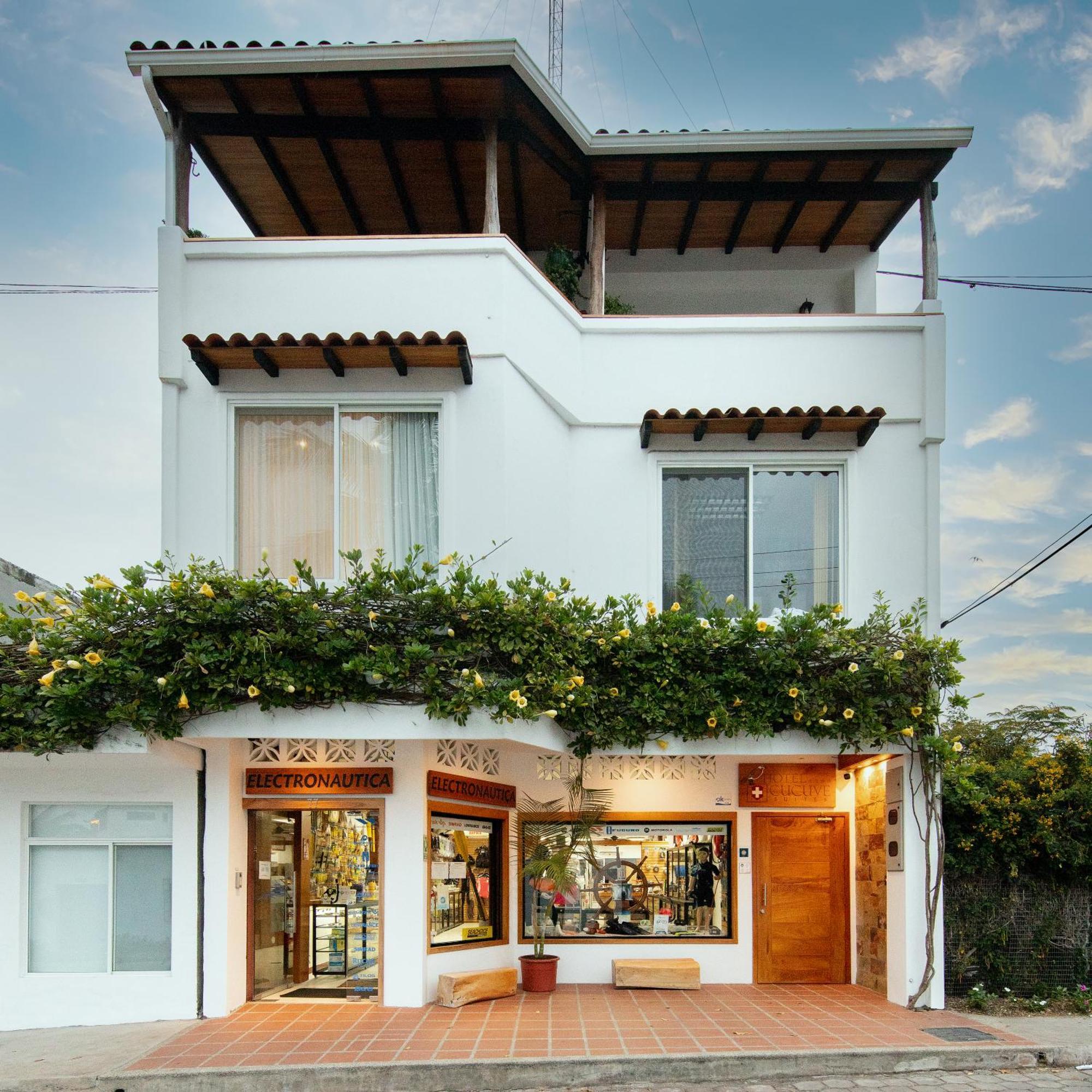 Hotel Cucuve Puerto Ayora  Exterior photo